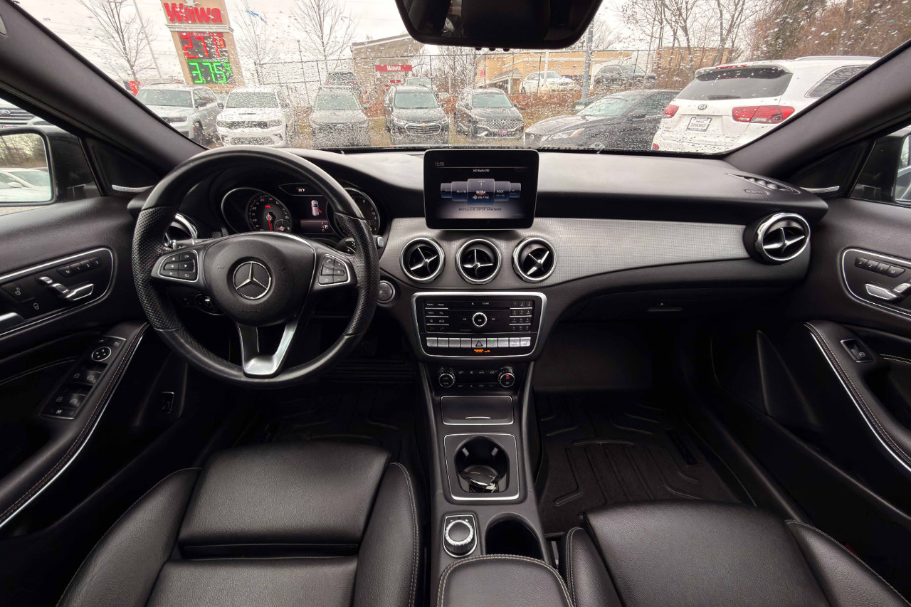 Used 2020 Mercedes-Benz GLA 250 4MATIC w/ Premium Package image 11