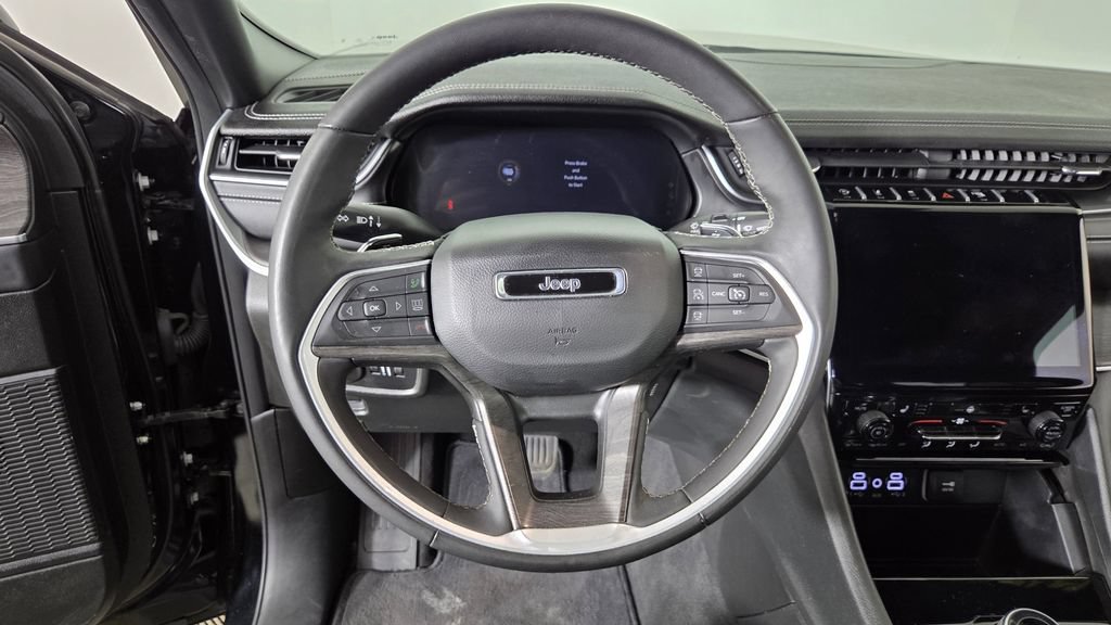 Used 2024 Jeep Grand Cherokee Limited w/ Black Appearance Package AWD/4WD image 15