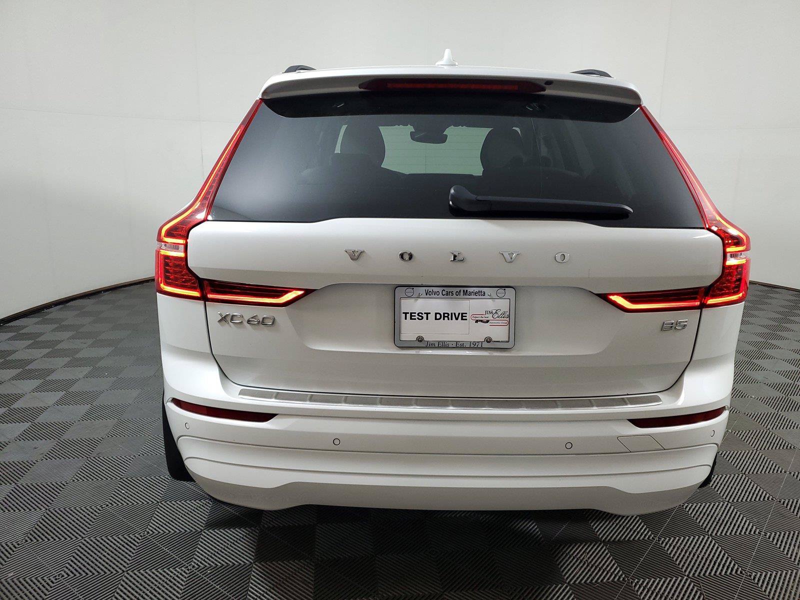 Used 2022 Volvo XC60 B5 Momentum w/ Climate Package FWD image 5