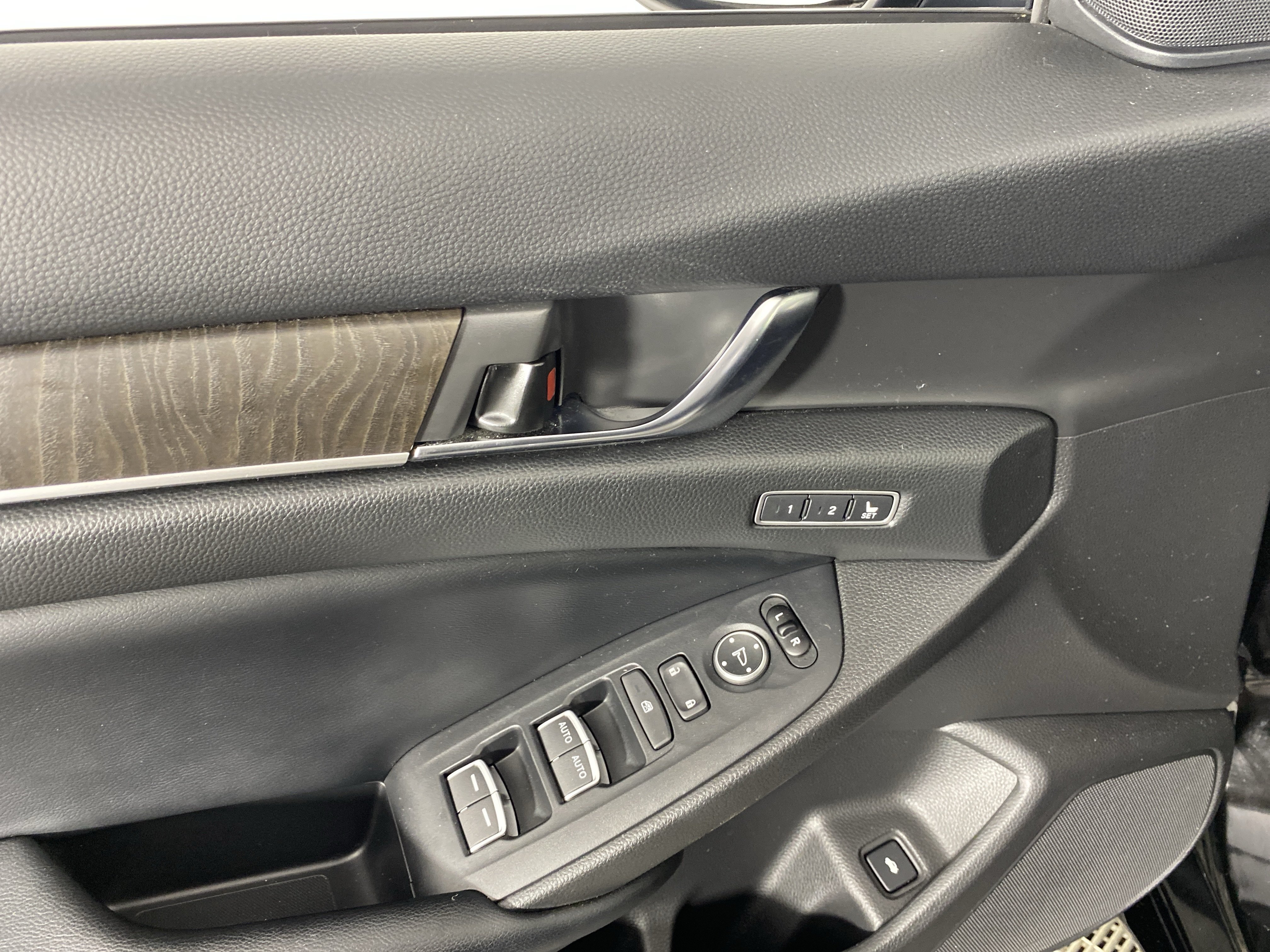 Used 2018 Honda Accord Touring image 16