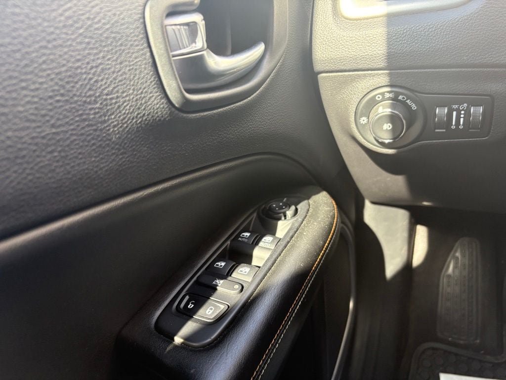 Used 2018 Jeep Compass Latitude w/ Safe & Security Group FWD image 18
