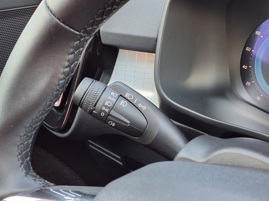 Used 2025 Volvo XC40 B5 Core image 14