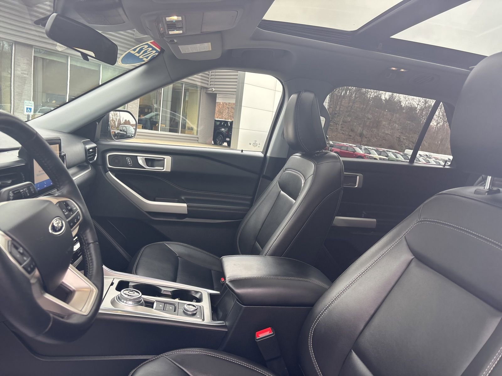 Used 2022 Ford Explorer XLT w/ Equipment Group 202A image 10