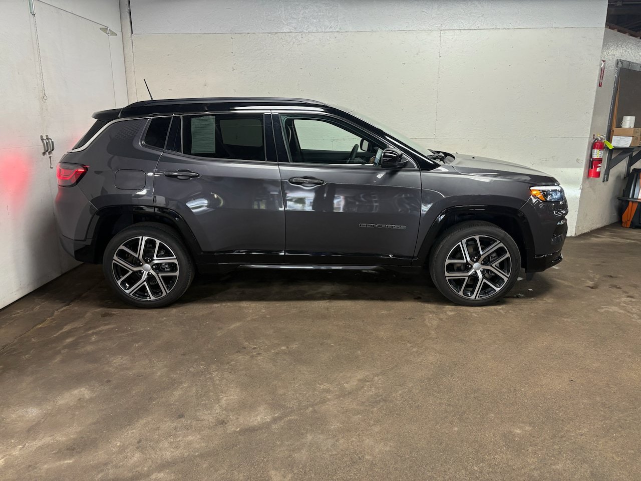 Used 2024 Jeep Compass Limited w/ Elite Group AWD/4WD image 4