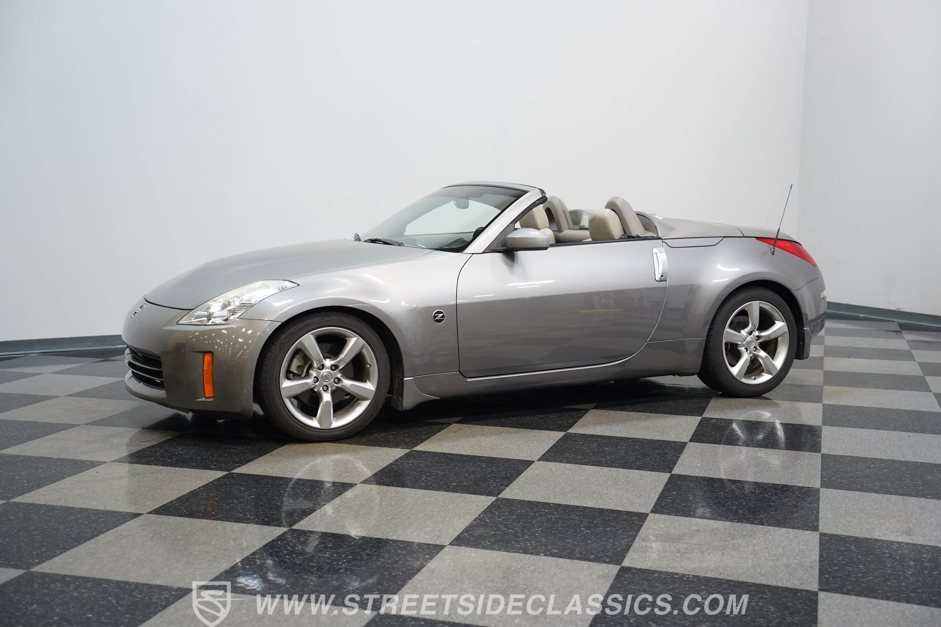 Used 2007 Nissan 350Z Touring RWD image 7