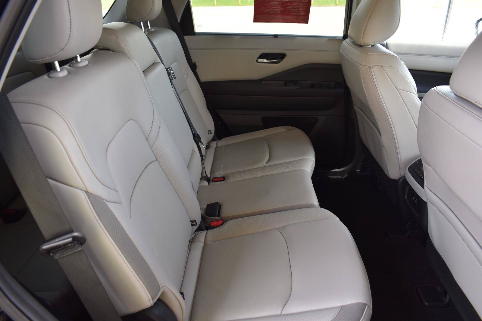 Used 2025 Nissan Pathfinder SL FWD image 64