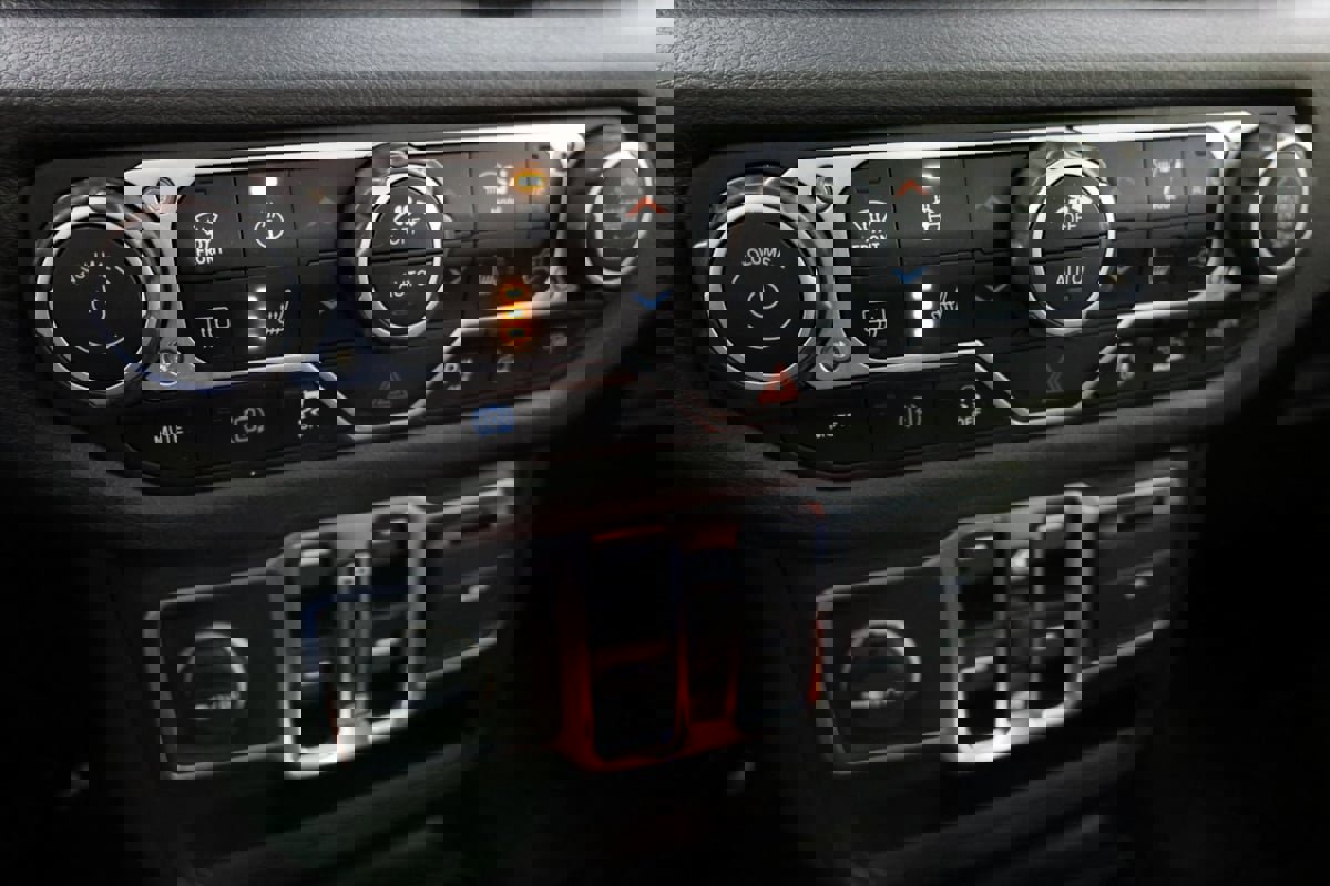 Used 2024 Jeep Wrangler Unlimited w/ Convenience Group image 26