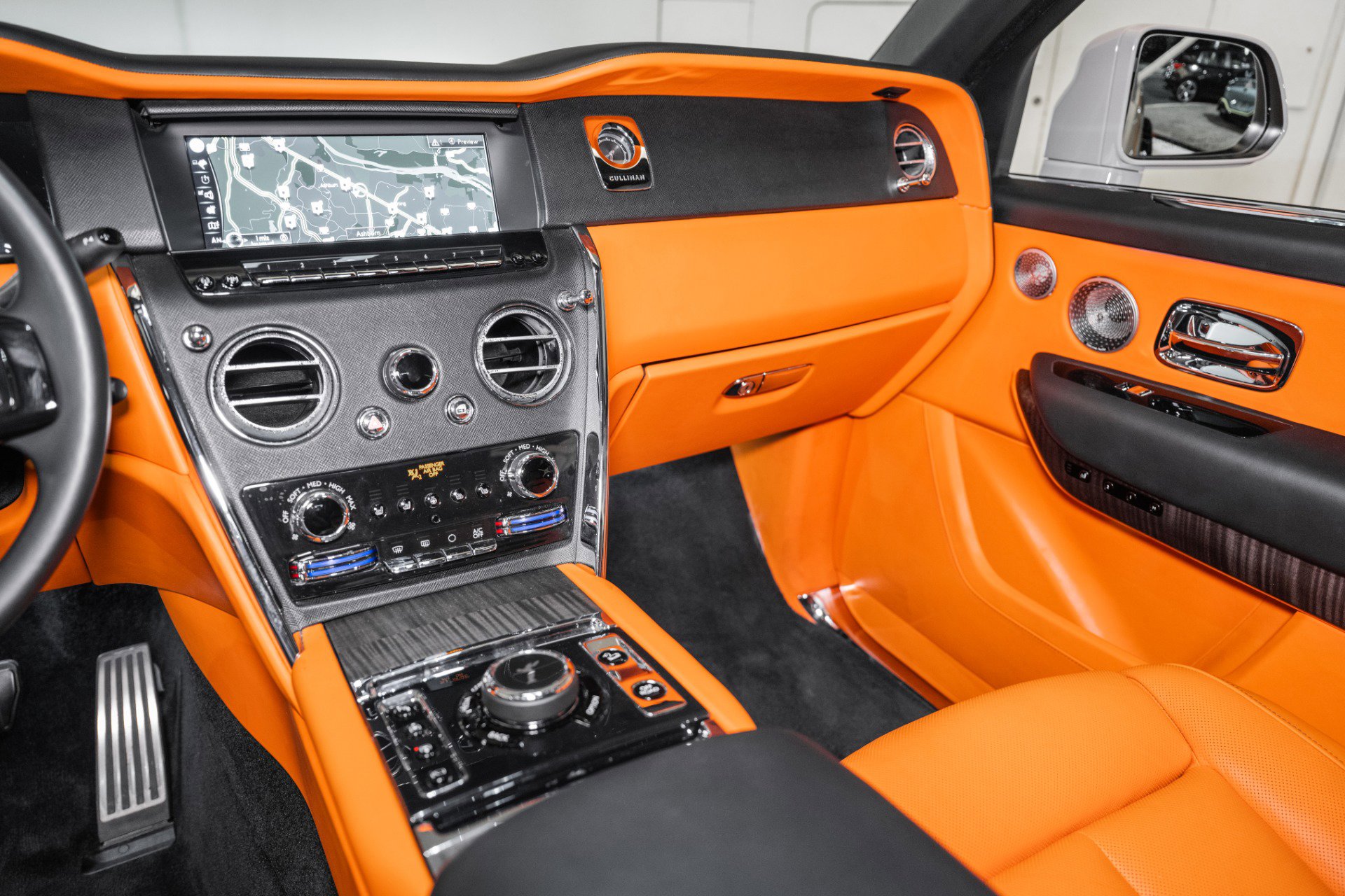 Used 2022 Rolls-Royce Cullinan w/ Dark Exterior Package image 36