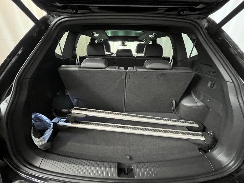 Certified 2024 Volkswagen Tiguan SE R-Line FWD image 30