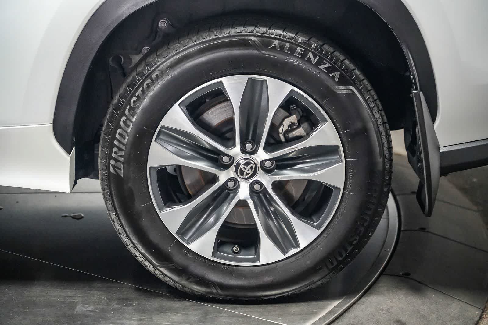 Used 2022 Toyota Highlander XLE AWD/4WD image 10