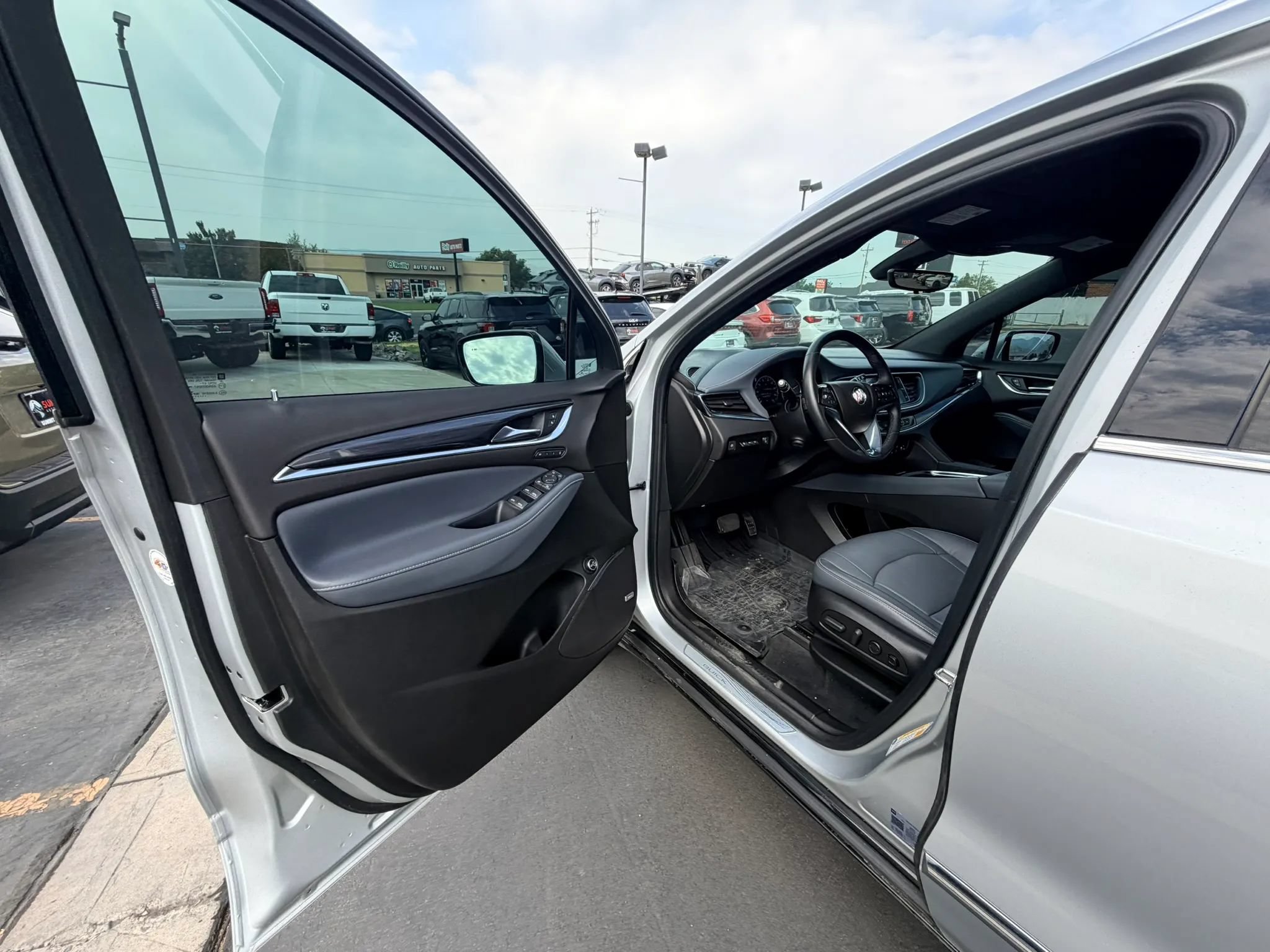 Used 2022 Buick Enclave Premium w/ Surround and Sites Package AWD/4WD image 10