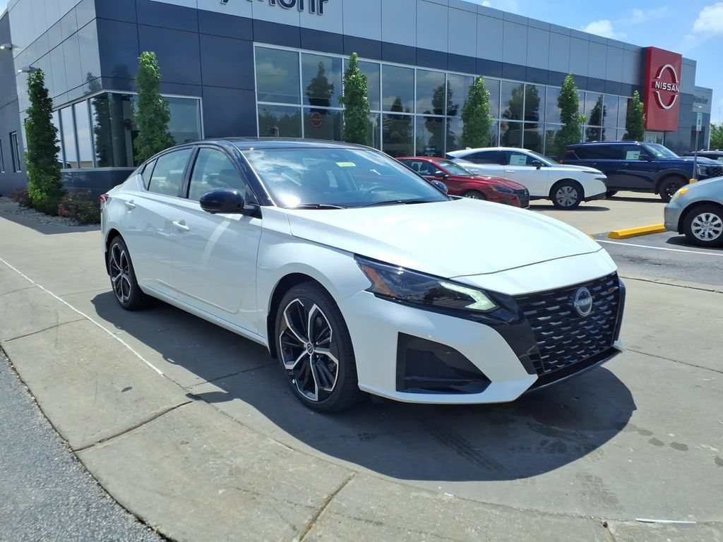 New 2026 Nissan Altima 2.5 SR w/ SR Premium Package FWD image 2