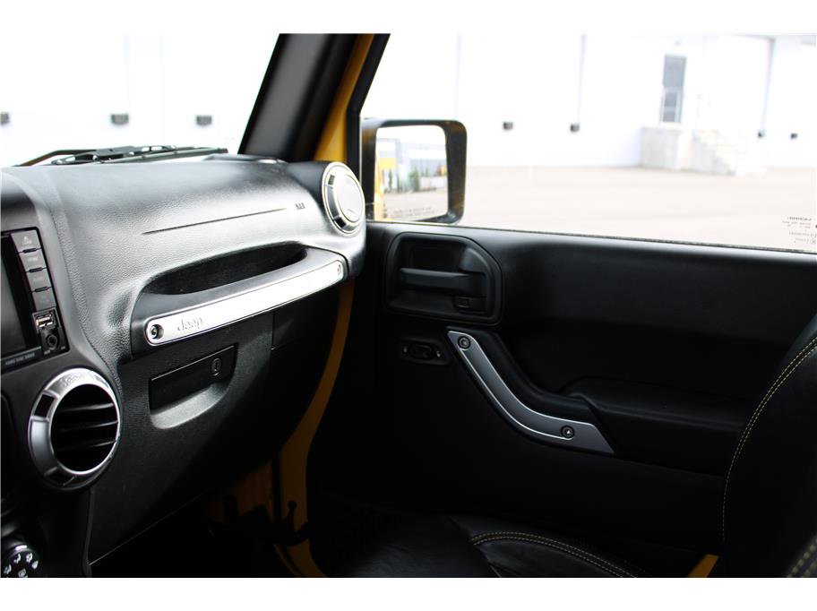 Used 2015 Jeep Wrangler Unlimited Sahara w/ Connectivity Group image 31