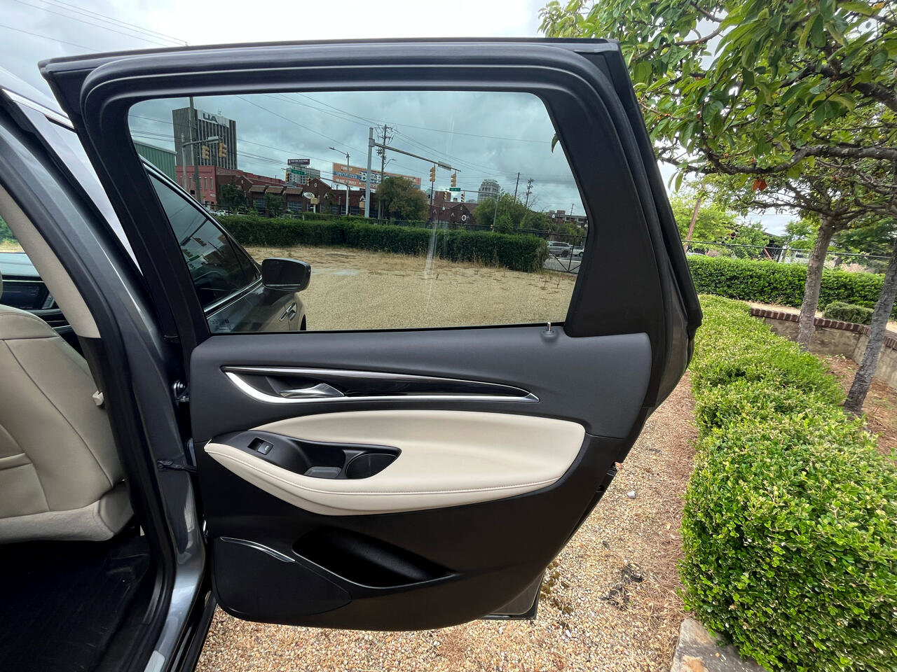 Used 2020 Buick Enclave Essence image 25