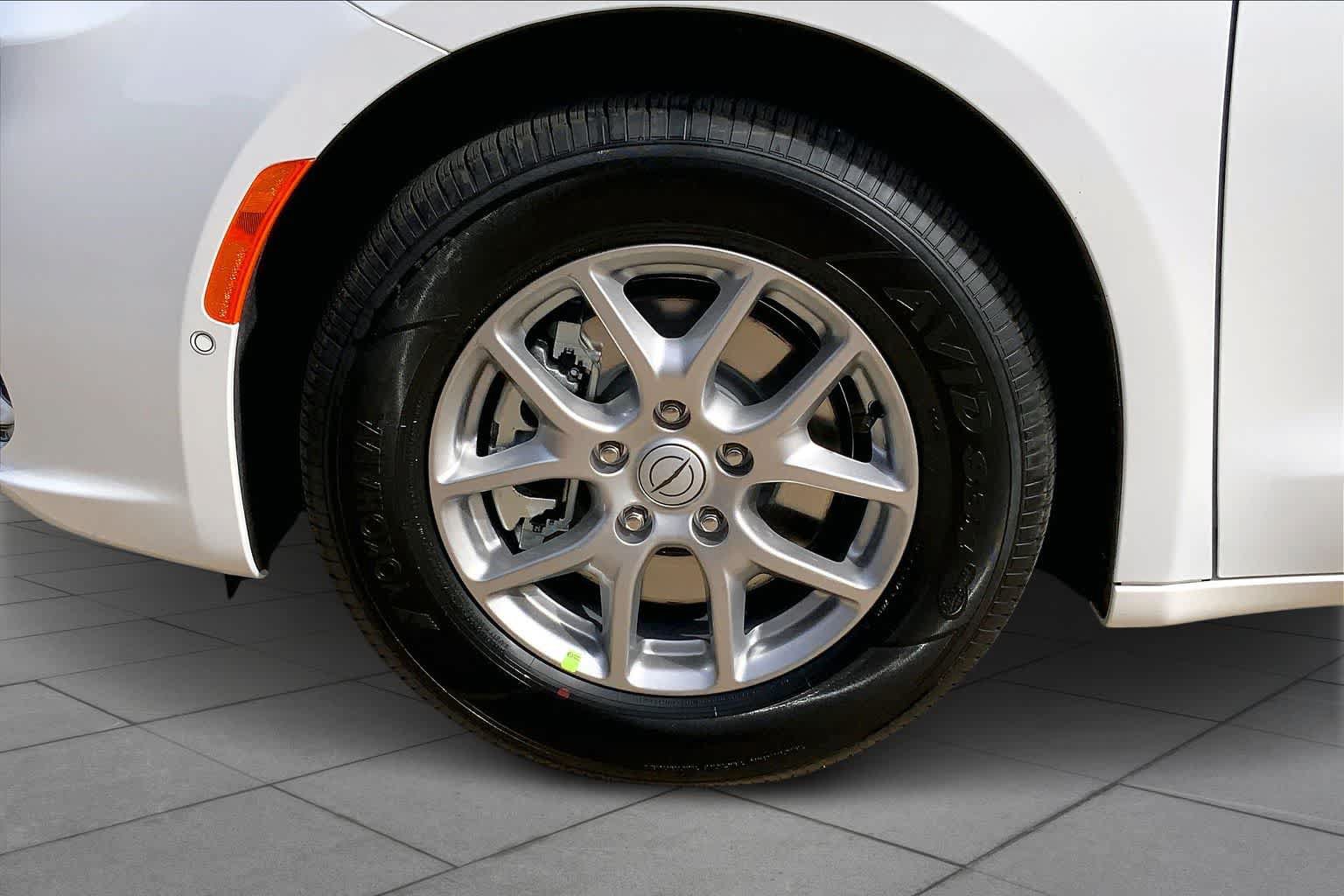New 2026 Chrysler Pacifica Select FWD image 11