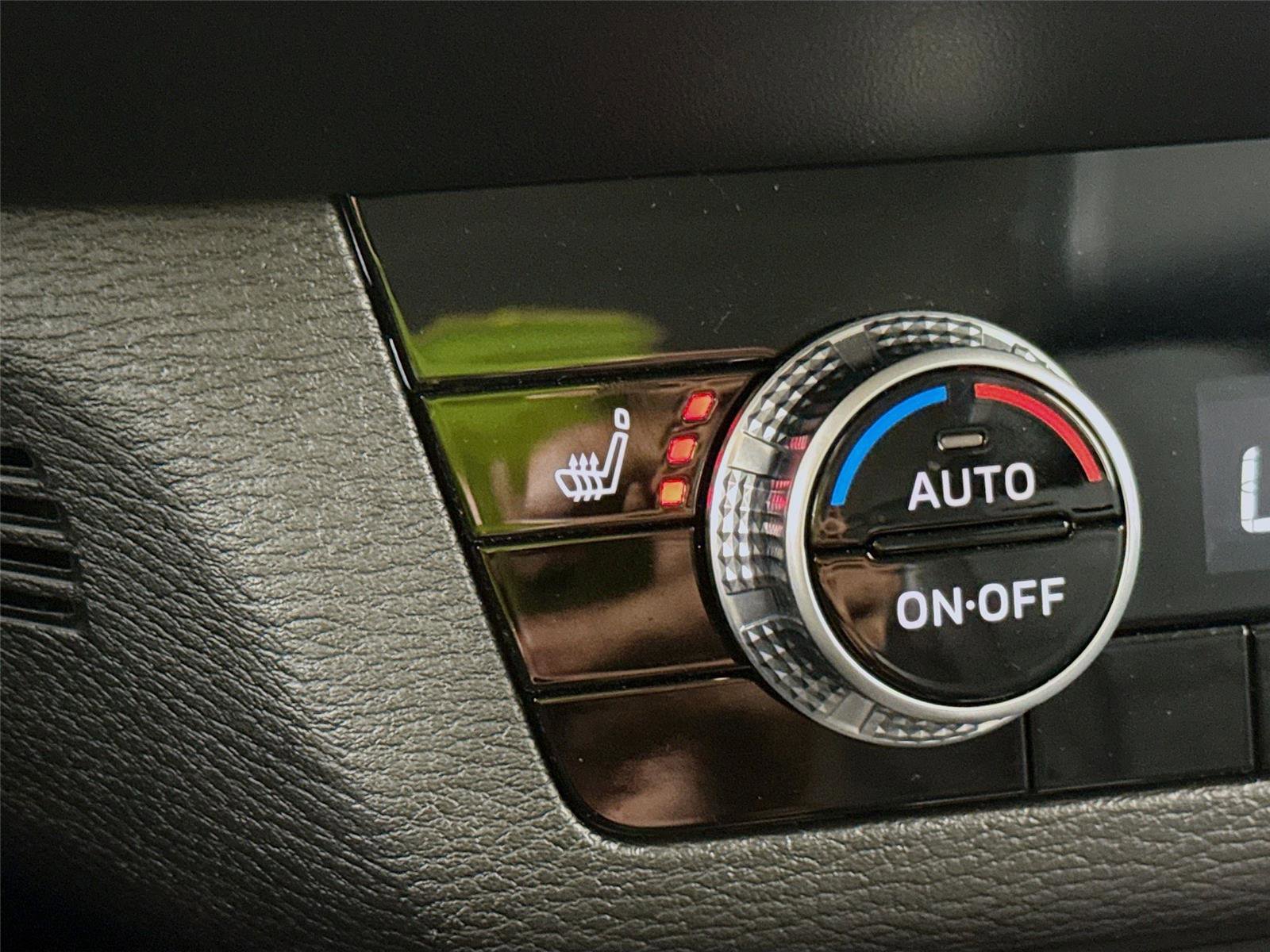 Used 2024 Mitsubishi Outlander SE image 12