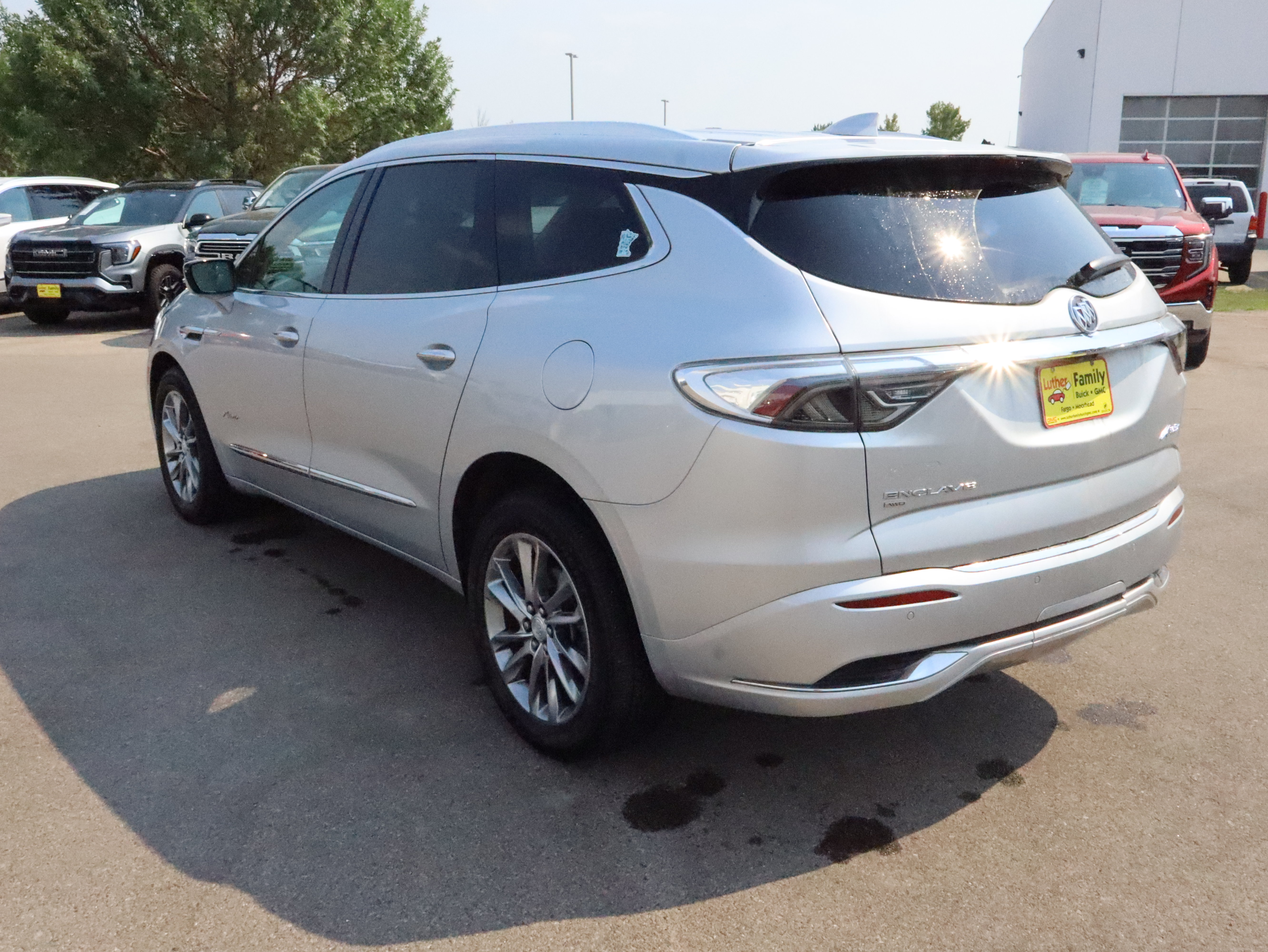 Used 2022 Buick Enclave Avenir w/ Avenir Technology Package AWD/4WD image 5