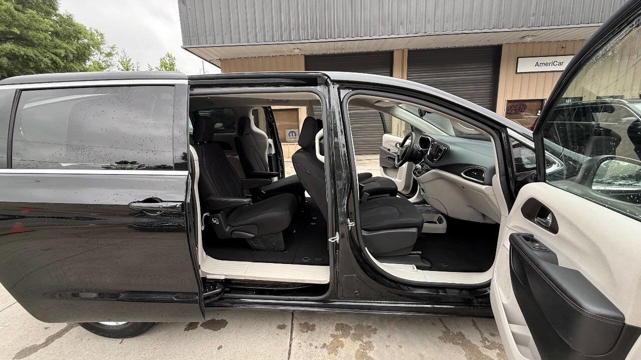 Used 2017 Chrysler Pacifica Touring FWD image 77