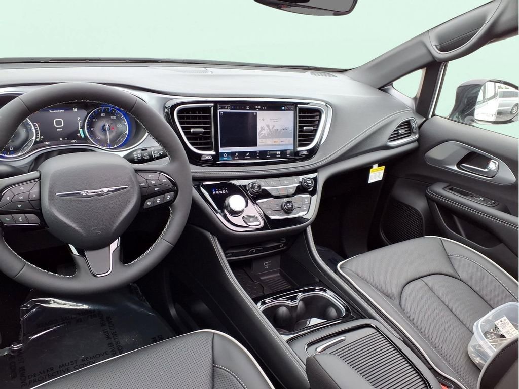 New 2026 Chrysler Pacifica Limited w/ Uconnect Theater Family Group AWD/4WD image 4
