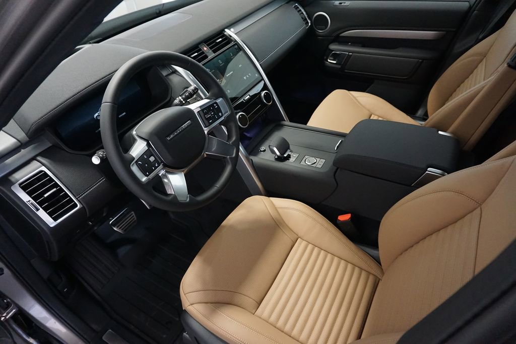New 2025 Land Rover Discovery Dynamic SE image 18