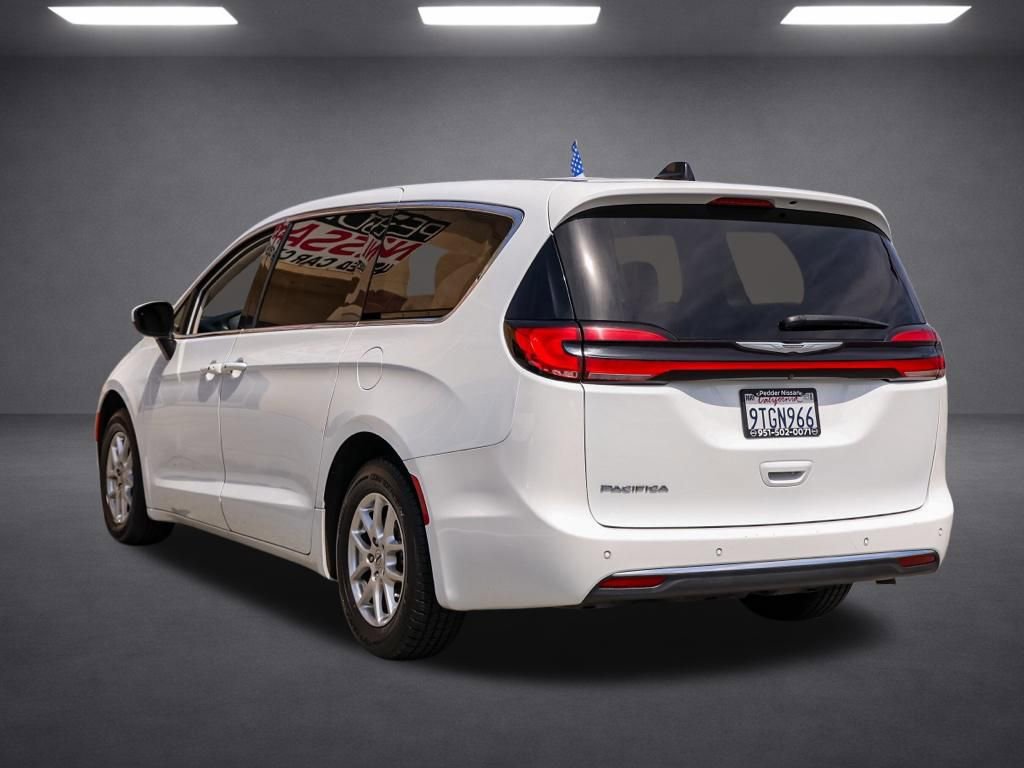 Used 2023 Chrysler Pacifica Touring-L image 6