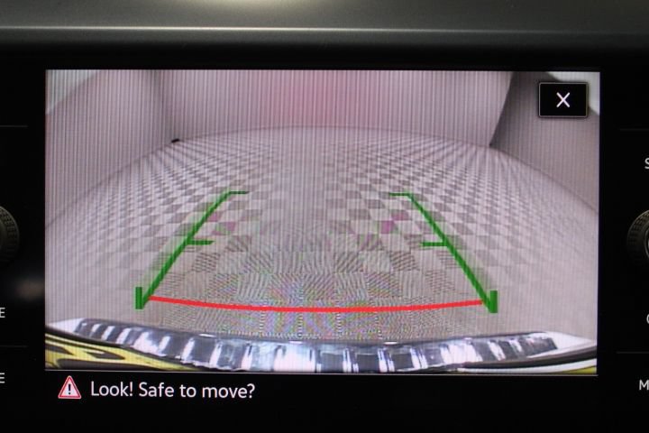 Used 2022 Volkswagen Taos SE w/ Panoramic Sunroof Package FWD image 5