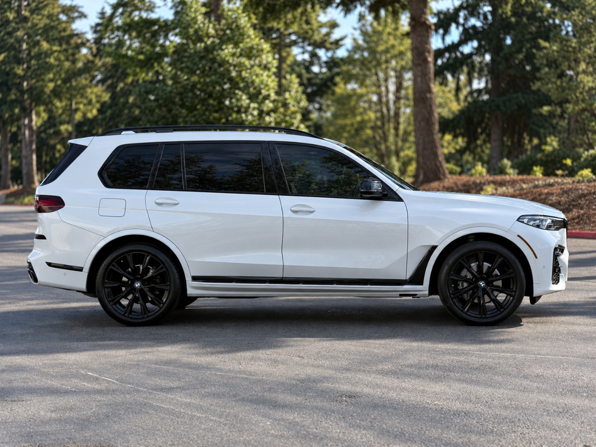 Used 2022 BMW X7 xDrive40i w/ M Sport Package AWD/4WD image 2