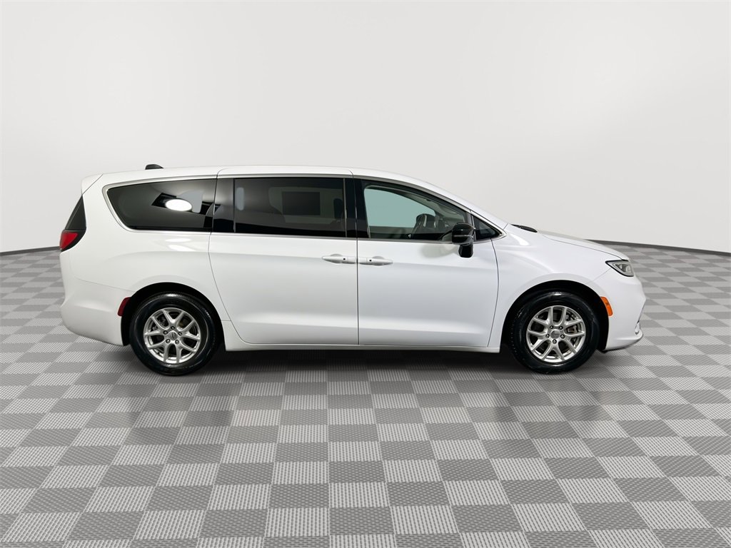 Used 2024 Chrysler Pacifica Touring-L image 9