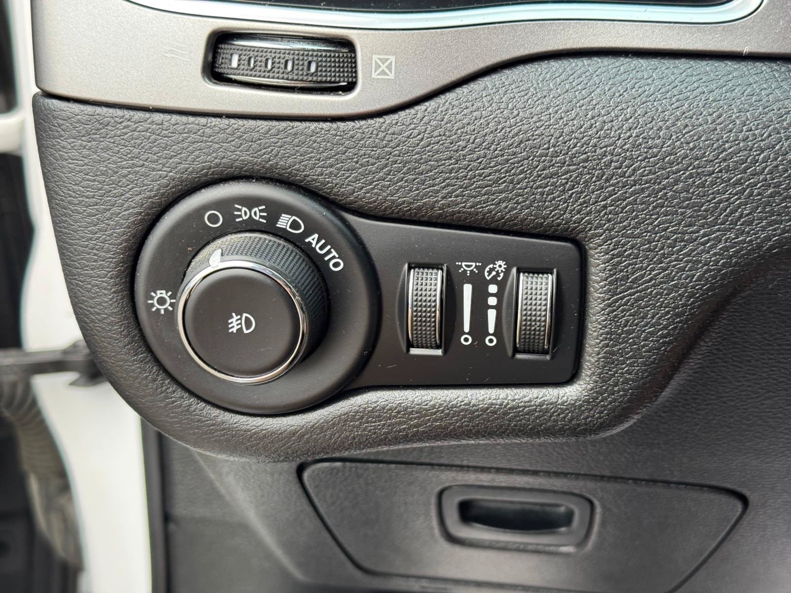 Used 2019 Jeep Cherokee Latitude Plus w/ Cold Weather Group AWD/4WD image 16
