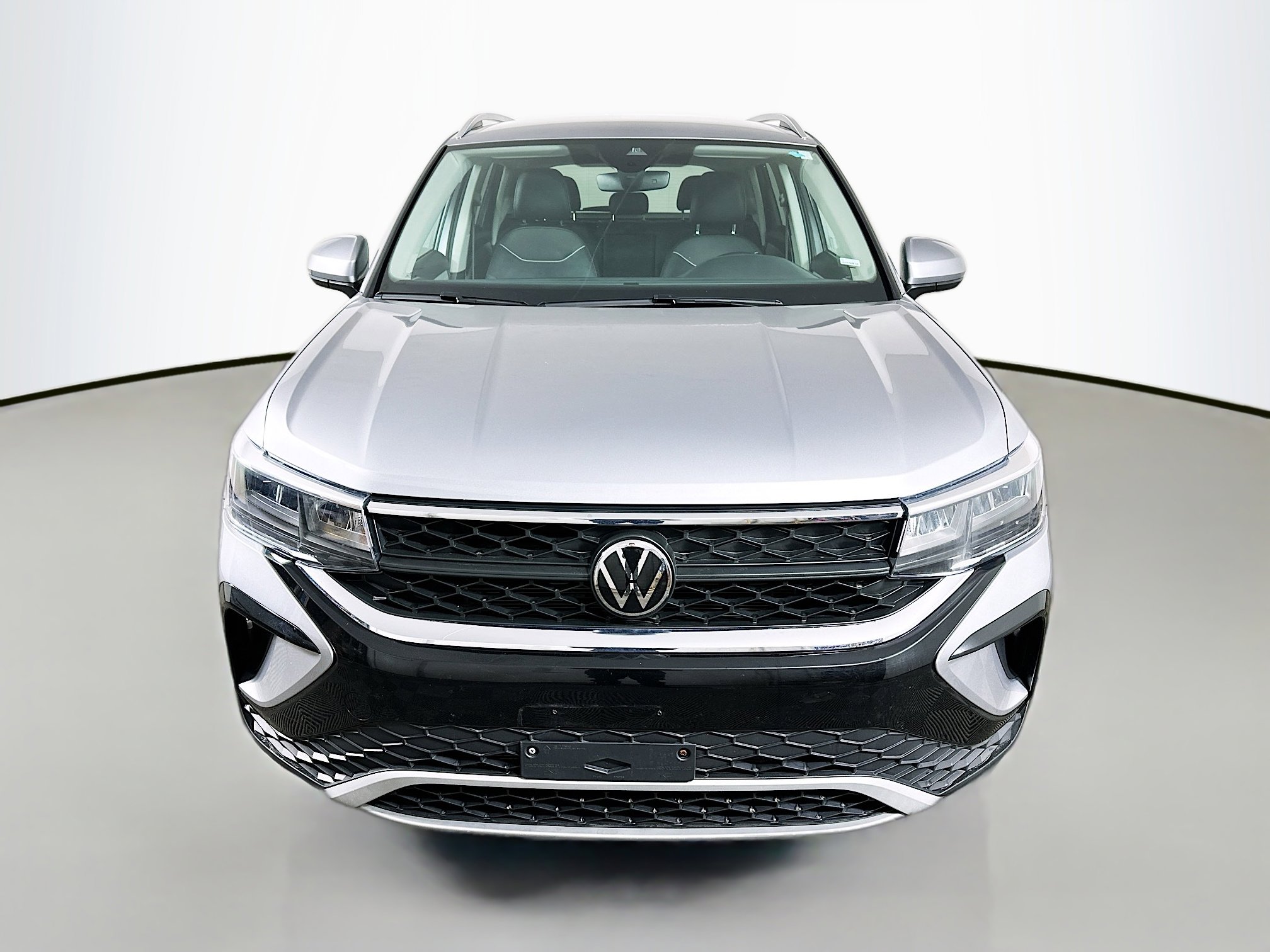 Used 2024 Volkswagen Taos SE image 2