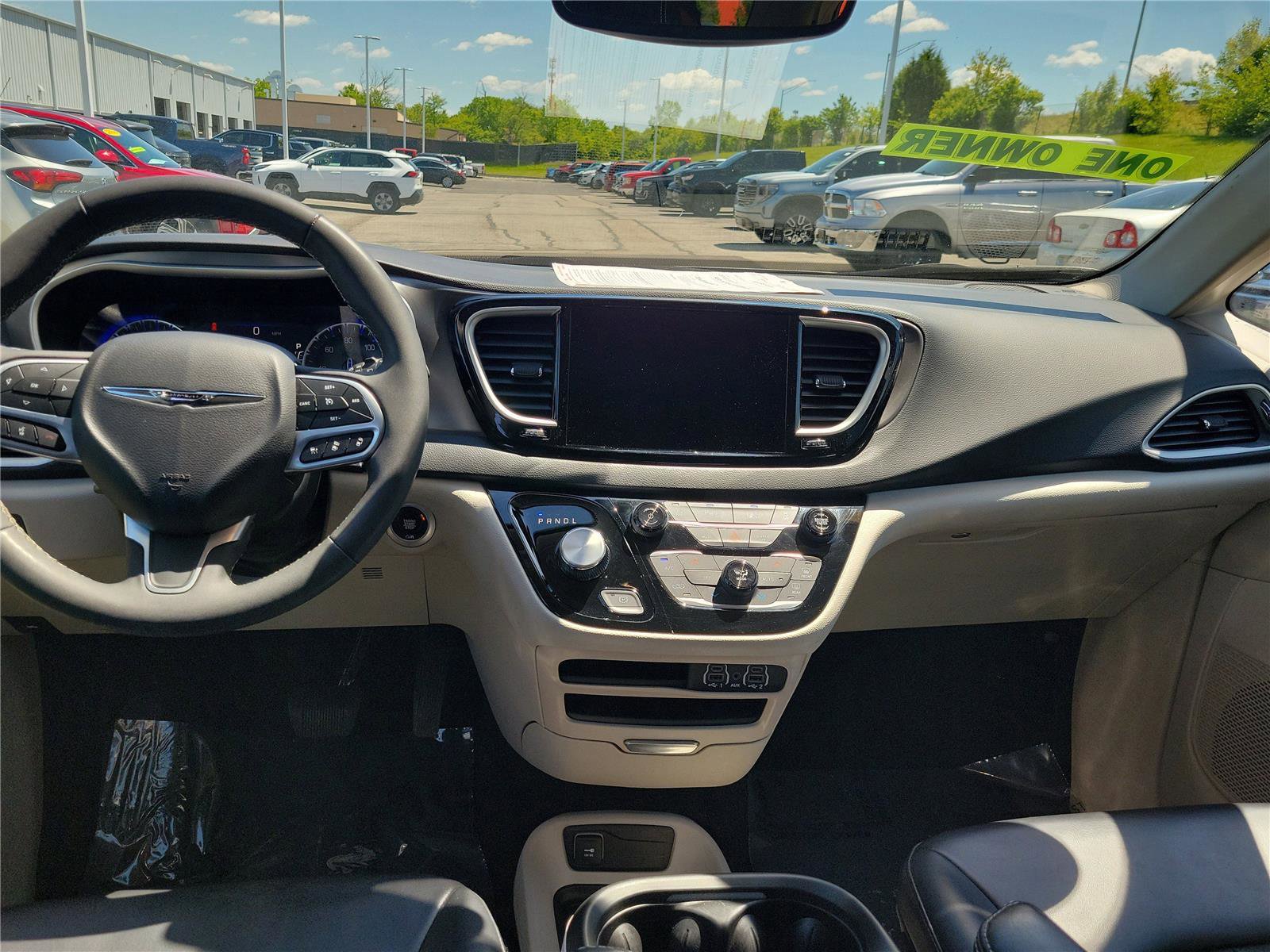 Used 2023 Chrysler Pacifica Touring-L FWD image 10