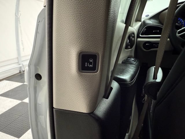 Used 2023 Chrysler Voyager LX FWD image 19