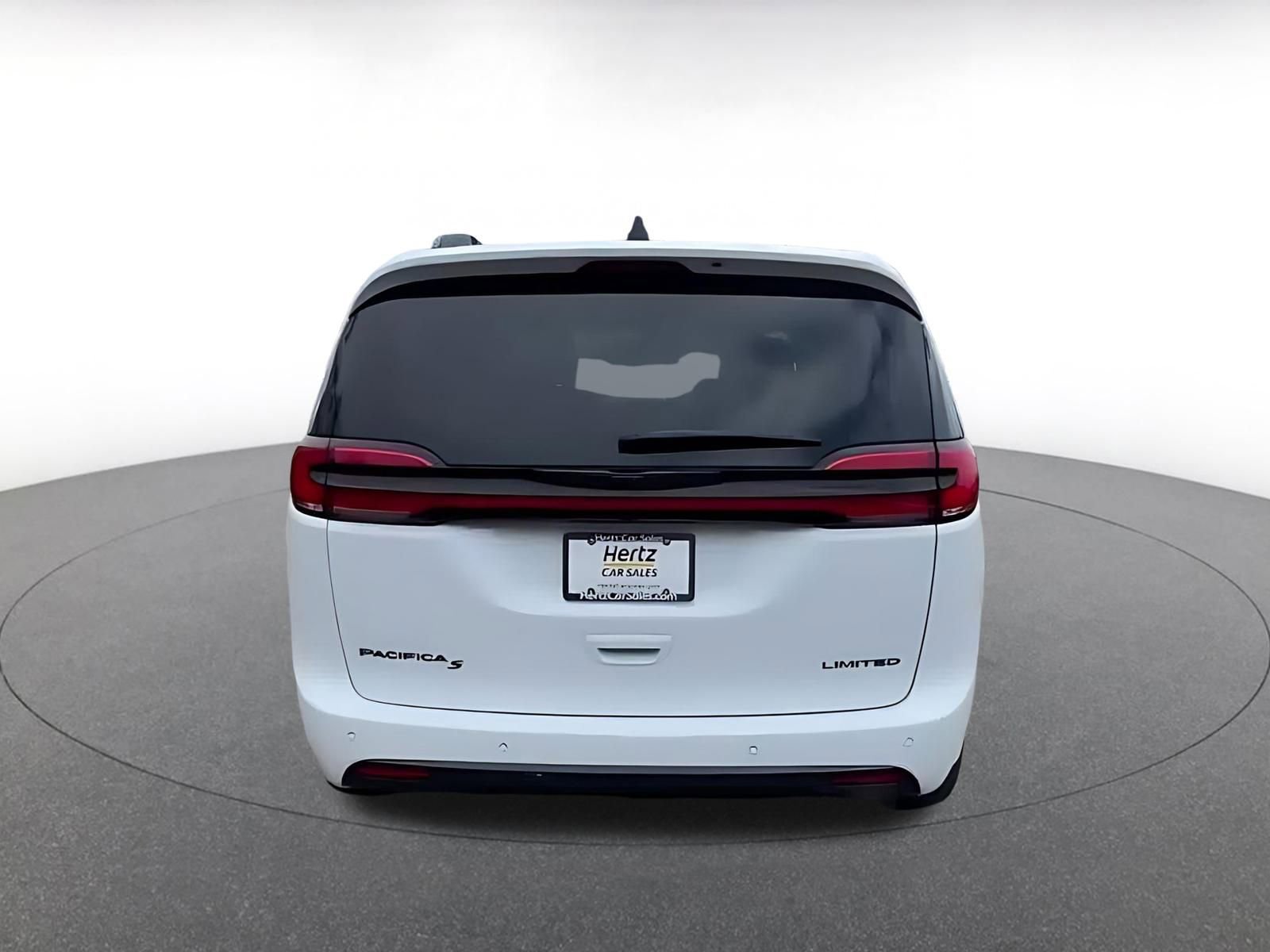 Used 2025 Chrysler Pacifica Limited image 12