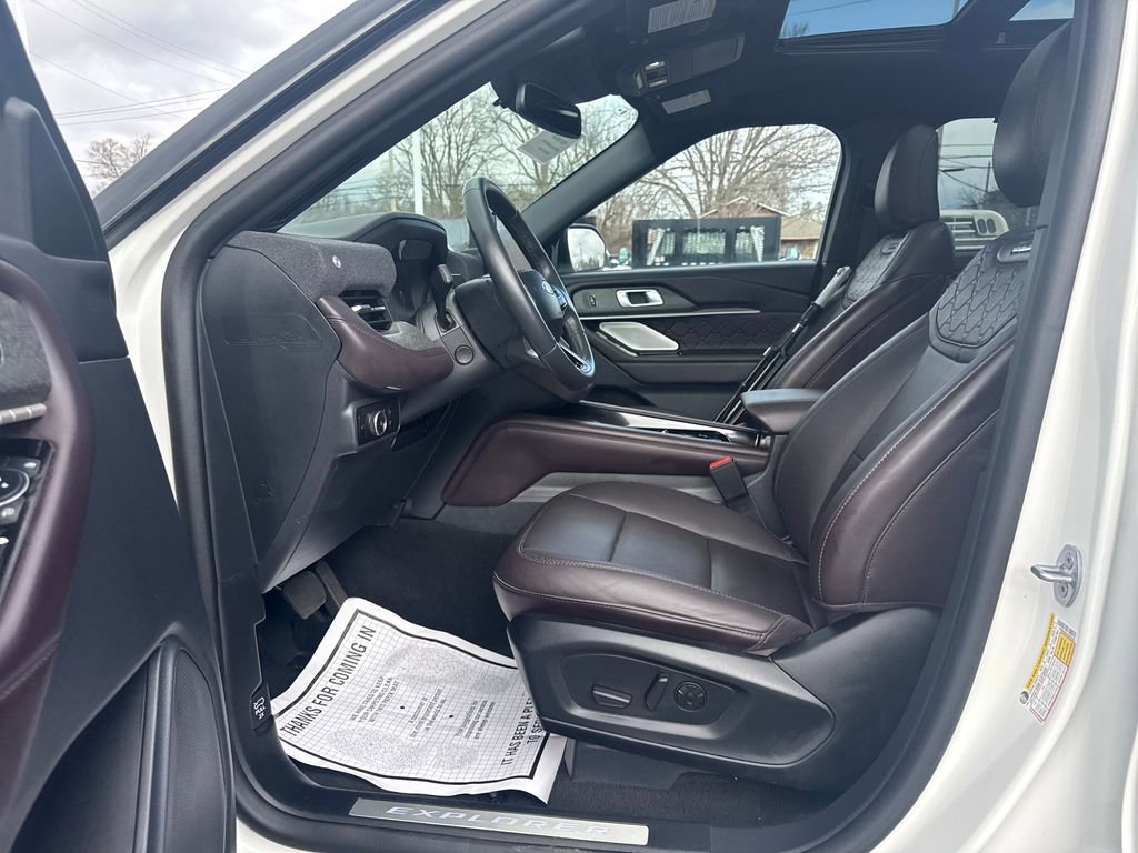 Used 2025 Ford Explorer Platinum w/ Ultimate Package AWD/4WD image 30