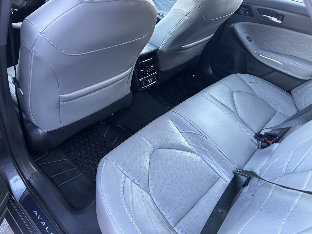 Used 2020 Toyota Avalon Limited image 13
