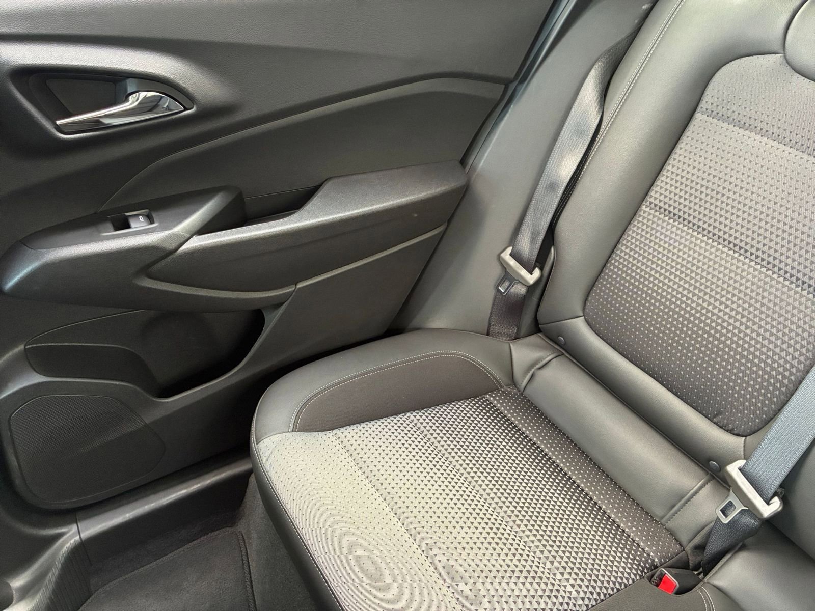 Used 2025 Chevrolet Trax LT FWD image 38