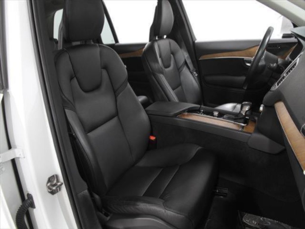 Used 2022 Volvo XC90 T6 Momentum w/ Climate Package image 18