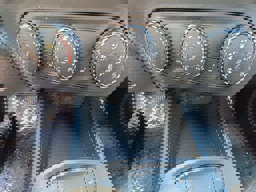 Used 2024 Chevrolet Trax RS w/ Sunroof Package image 22