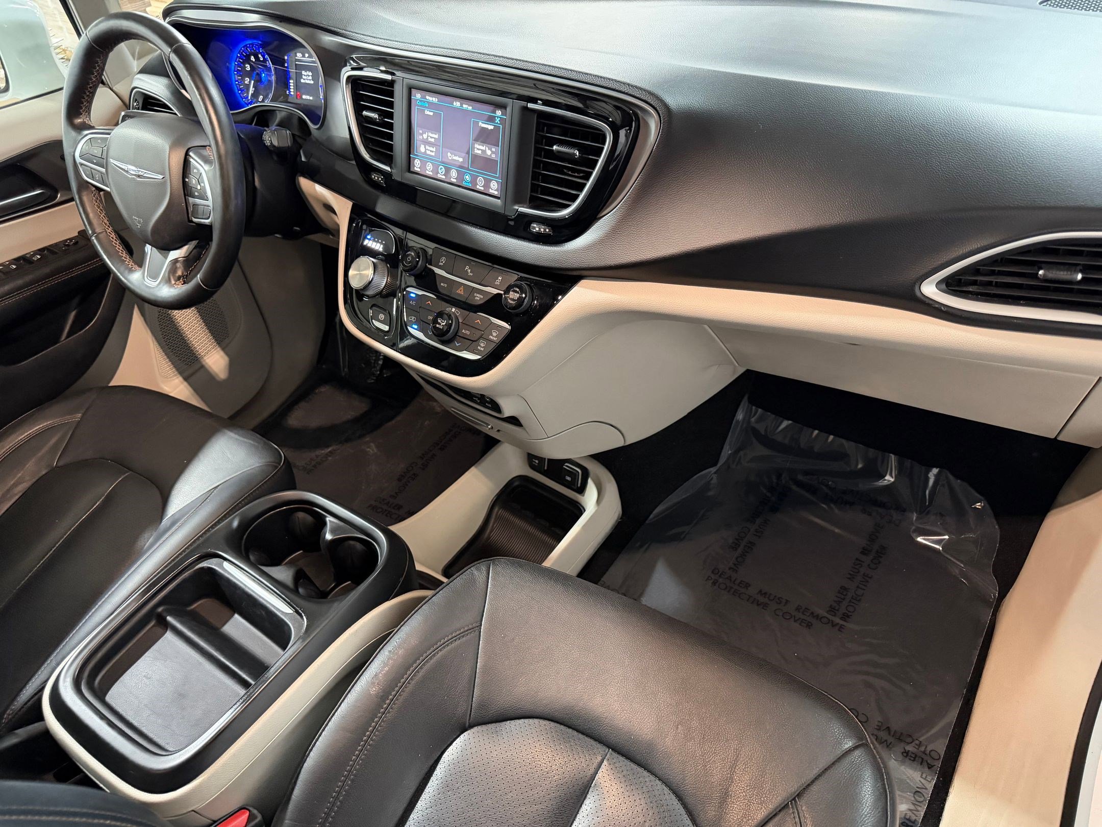 Used 2020 Chrysler Pacifica Touring-L FWD image 43