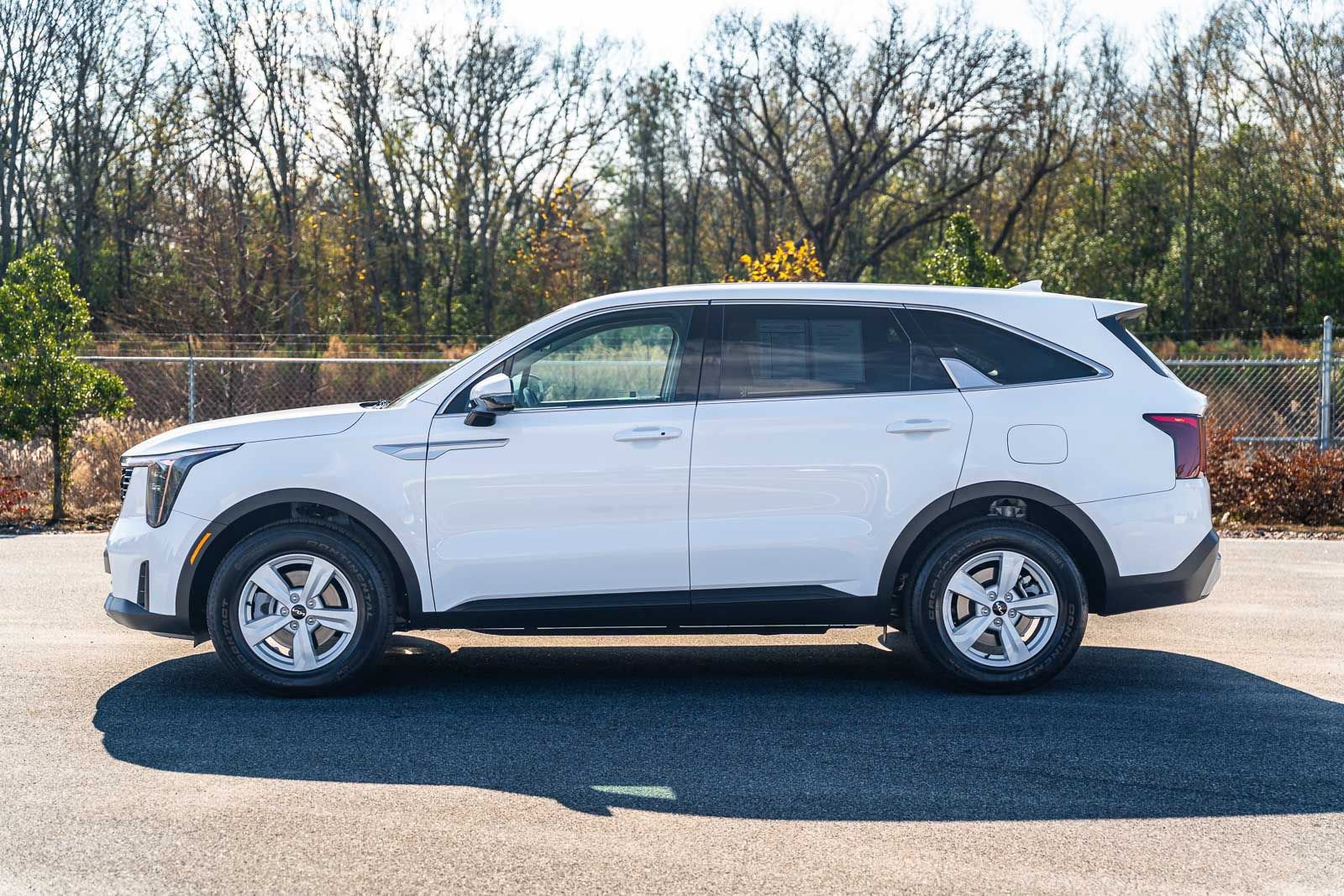 Used 2025 Kia Sorento LX image 4