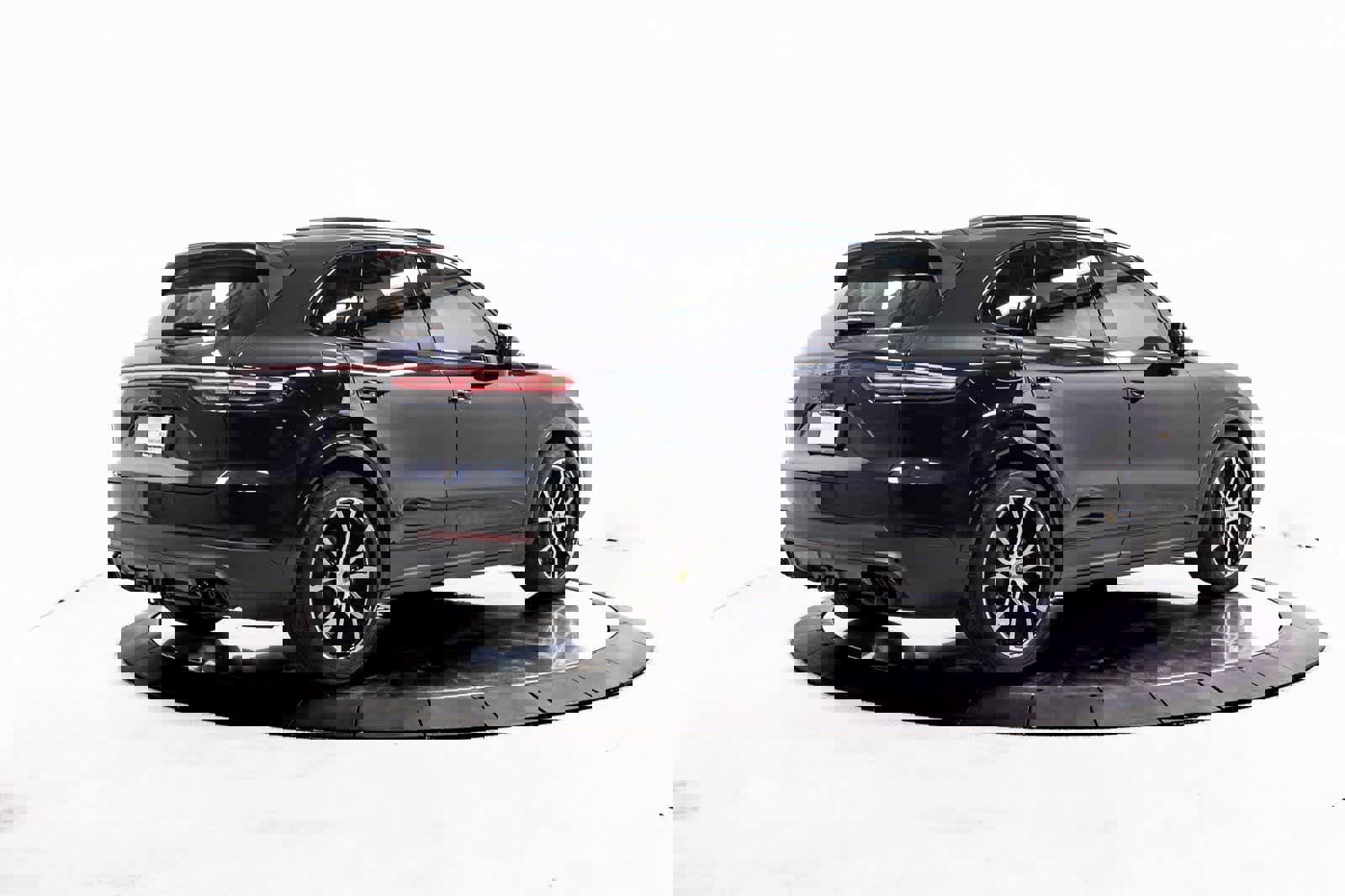 Certified 2023 Porsche Cayenne Platinum Edition w/ Assistance Package image 7