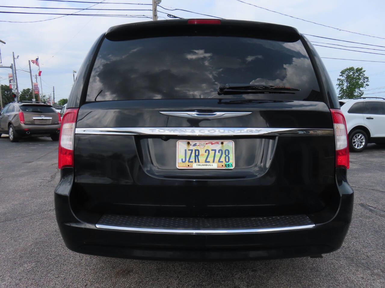 Used 2014 Chrysler Town & Country Touring FWD image 7