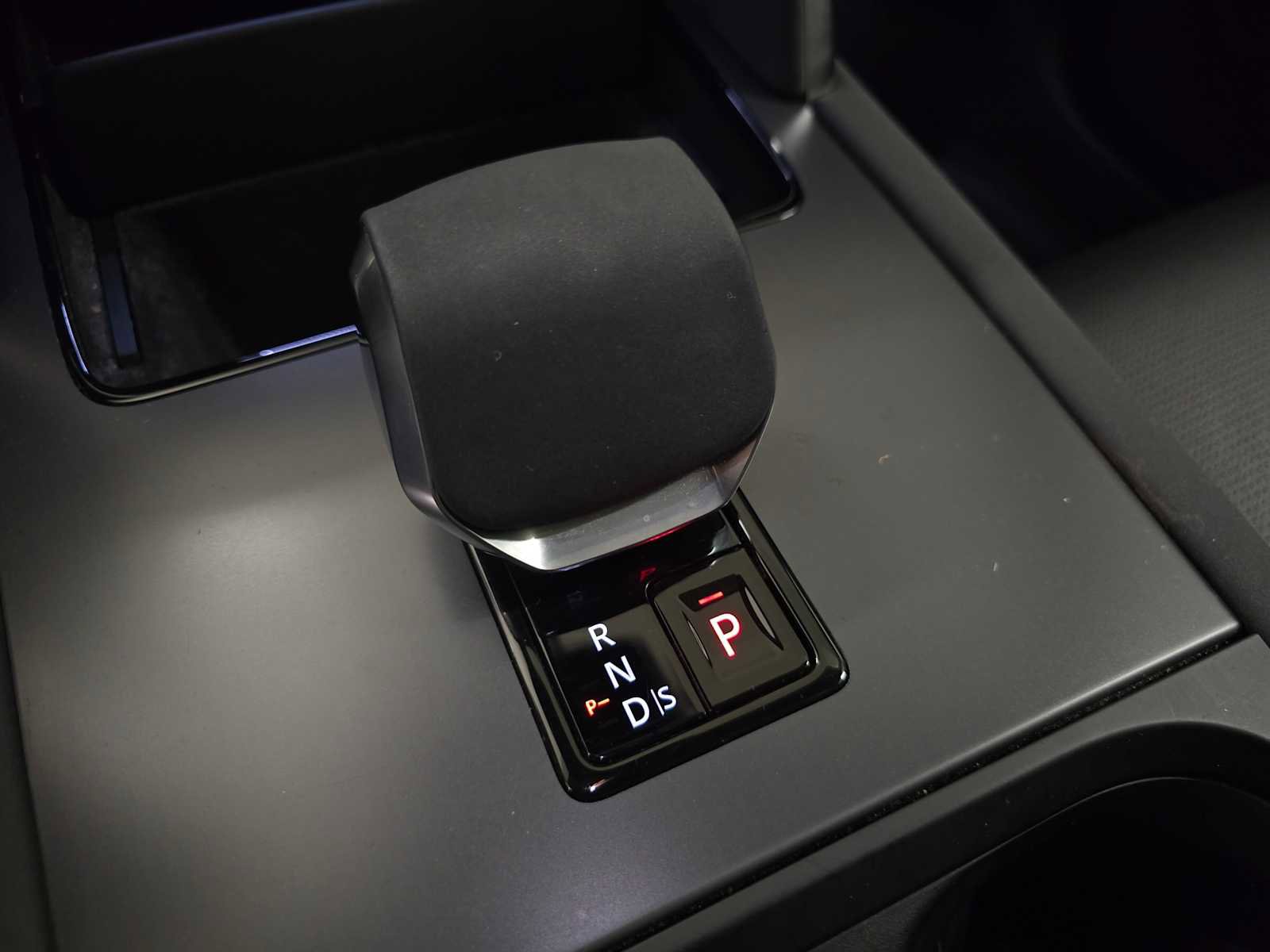 Used 2025 Land Rover Discovery Sport S image 36