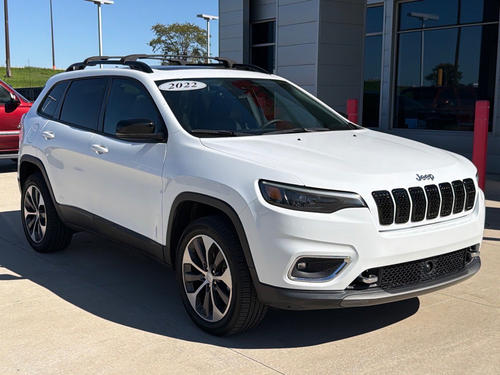 Used 2022 Jeep Cherokee Limited w/ Elite Package AWD/4WD image 2