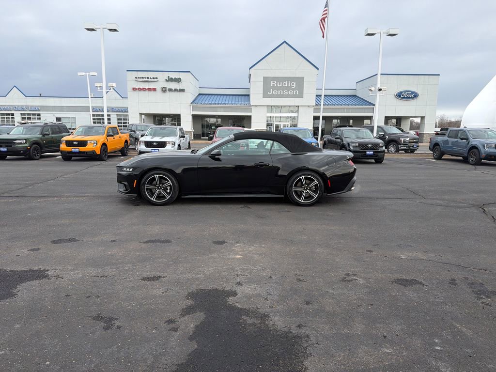Used 2024 Ford Mustang Convertible image 2