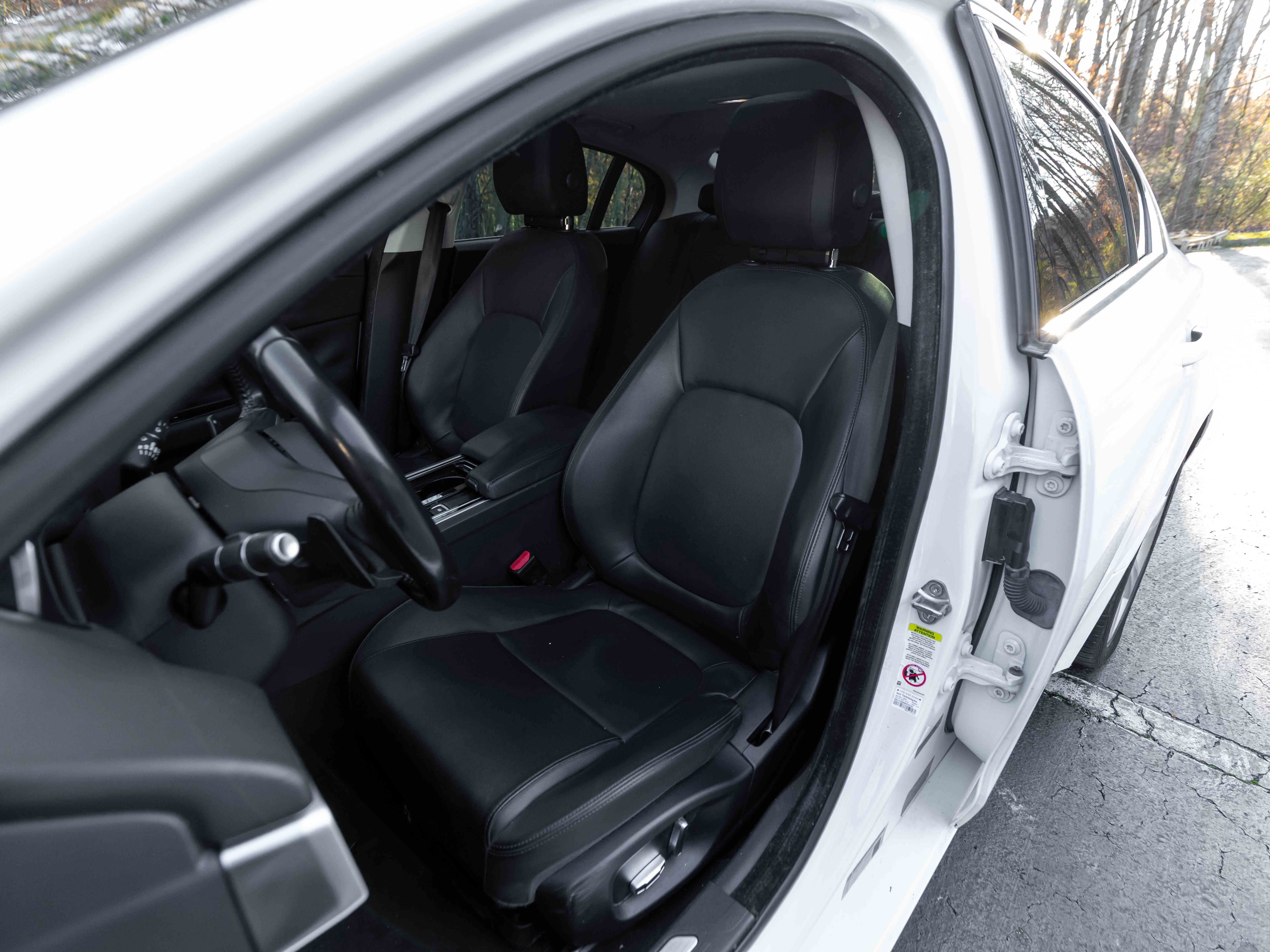 Used 2019 Jaguar XE Premium image 13