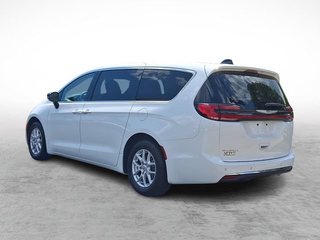 Used 2024 Chrysler Pacifica Touring-L FWD image 4
