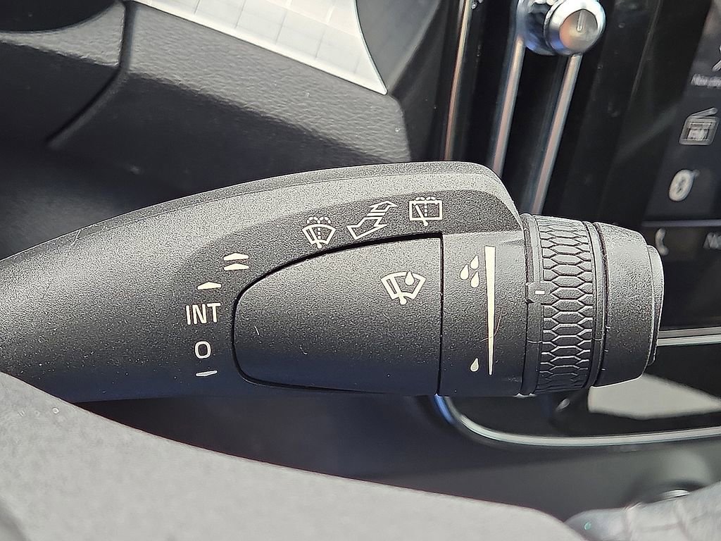 Used 2021 Volvo XC40 T4 Momentum FWD image 29