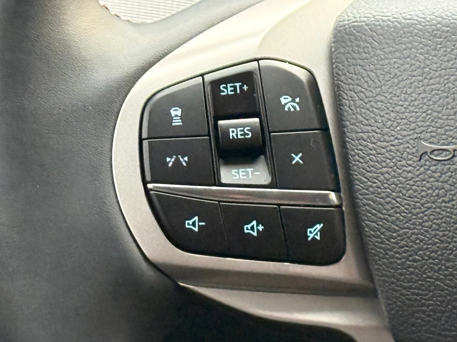 Used 2025 Ford Explorer Active AWD/4WD image 33