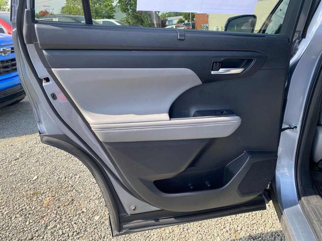 Used 2021 Toyota Highlander XLE AWD/4WD image 17